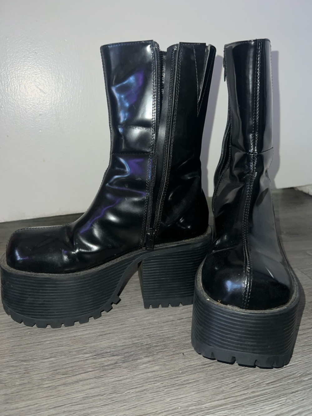 UNIF slug boot leather shiny black size 6